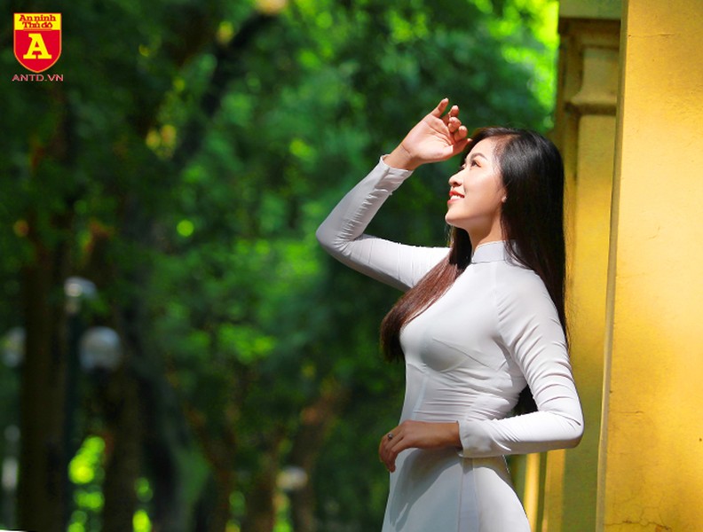 [ẢNH] Thiếu nữ thướt tha với tà áo dài trong sắc thu Hà Nội